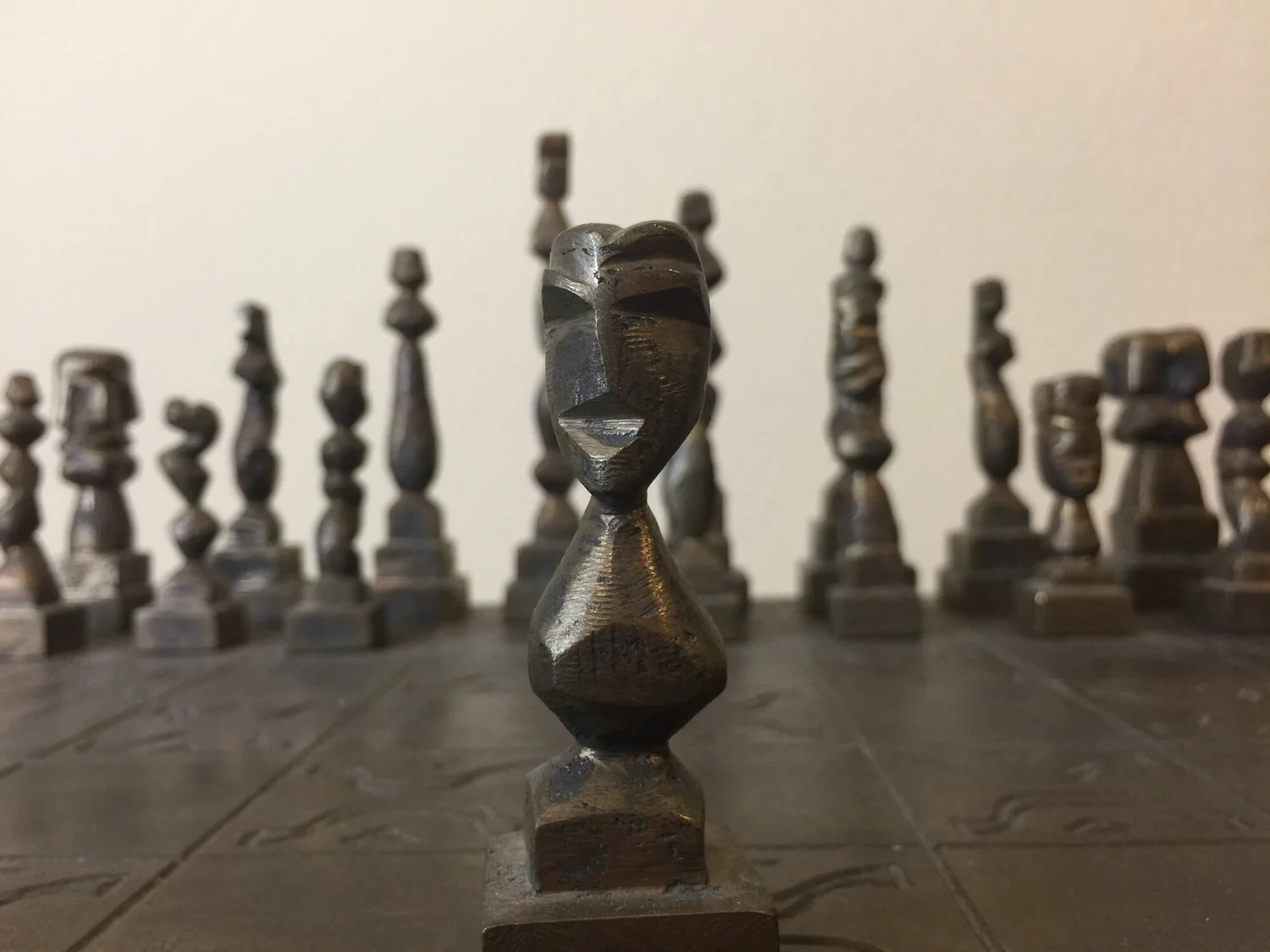 Figuren des Schachspiels aus der Nähe, Werk des Dresdner Bildhauers Frank Maasdorf