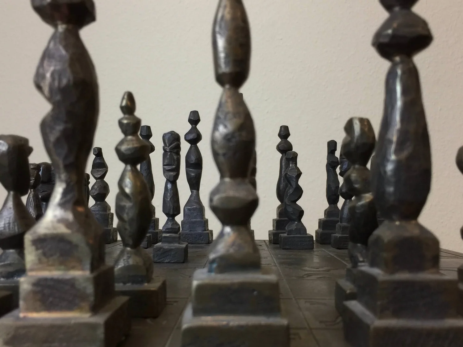 Figuren des Schachspiels, Werk des Dresdner Bildhauers Frank Maasdorf